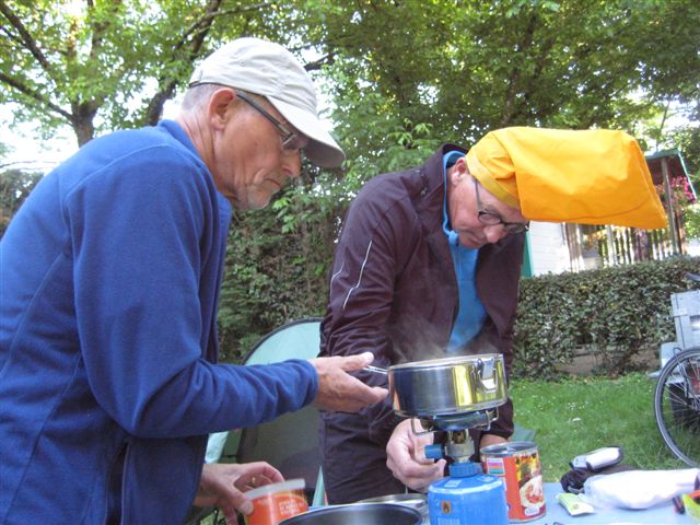 15 mei 2011: Koken met koksmuts in Berceau de St. Vincent de Paul