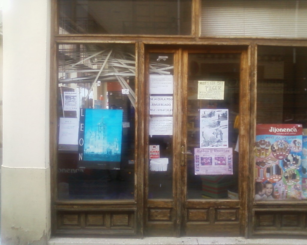 De kranten tegen het raam doen vermoeden dat deze winkel gesloten is, hij is echter geopend!