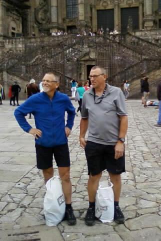 Wim en Joost voor de kathedraal in Santiago