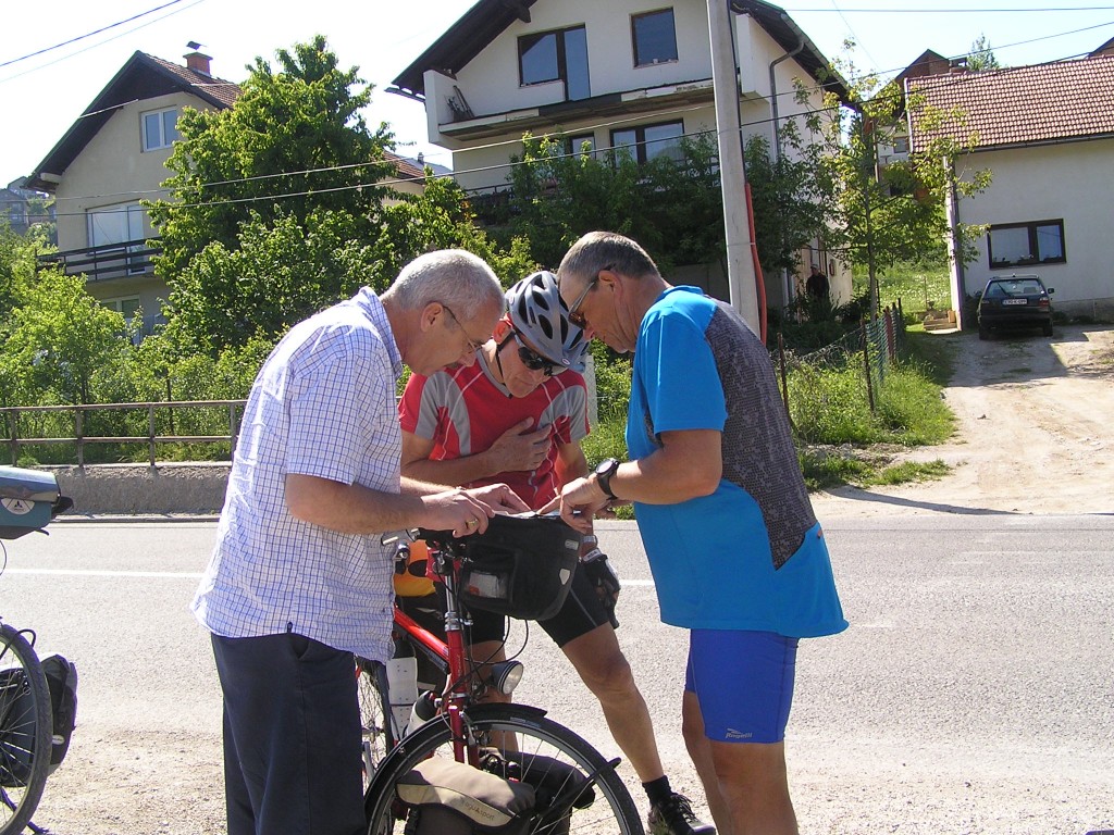 Wim en Joost bestuderen de routekaart met Dirk