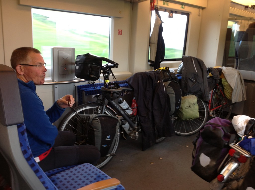 Joost eet reepje in trein naar Frankfurt.